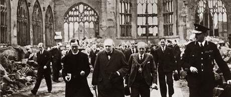 Britsk premir Winston Churchill (uprosted) na nvtv ve vybombardovanm Coventry. (listopad 1940)