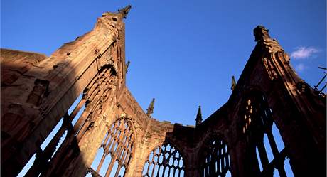 Katedrlu v Coventry ponechali Britov jako pipomnku bombardovn v listopadu 1940.