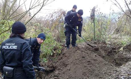 Policie se vrací do terénu. Snímek je z pátrání z 10. listopadu.