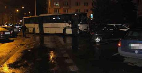 Do nehody se podle hasi zapletl autobus, dodávka a devt osobních aut. Ilustraní foto