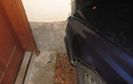 Opilá ena narazila autem do zdi domu v Litomyli
