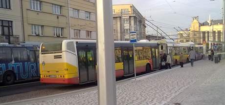 Kvli nehod se ráno hromadily trolejbusy u zastávky Hlavní nádraí.