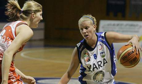 Basketbal, Kara Trutnov, v modrém Kateina Hindráková