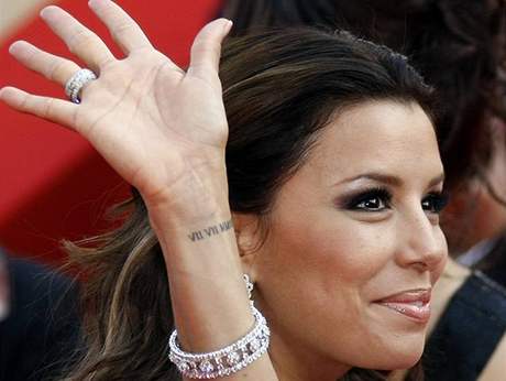 Eva Longoria Parker si enchala datum svatby vytetovat na zpst