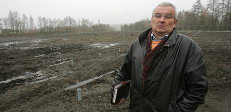 Podnikatel Ladislav Riegl u rozestavné solární elektrárny. (10. listopadu 2010)