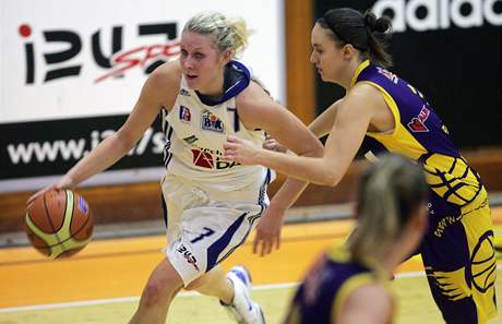 enská basketbalová liga, Czech Coal Aldast Strakonice, Slovanka Mladá Boleslav.  Strakonice (bílé): /7/ Lucie Baláková - Mladá Boleslav: /7/ Adéla Filaová, /12/ Lenka ípová.