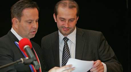 Na zastupitelstvu v prachatickém Národním dom byl zvolen novým starostou Martin Malý (ODS). Na snímku je s odstupujícím starostou Janem Bauerem (vlevo).