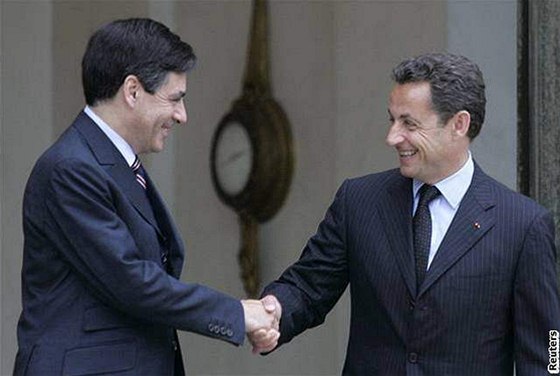 Vedení kabinetu svil Sarkozy své pravé ruce - Francoisi Fillonovi