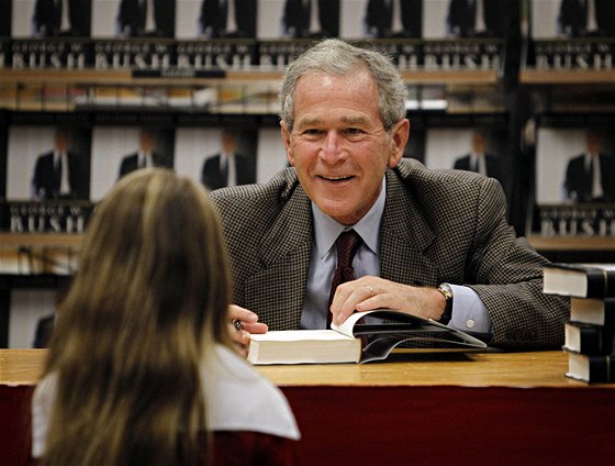 Bývalý americký prezident George W. Bush podepisuje své memoáry  (9. listopadu 2010)