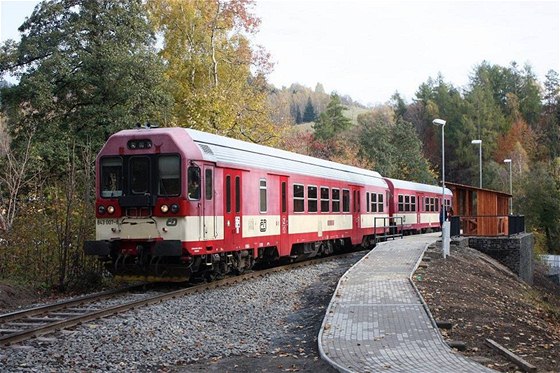 Nová zastávka Desná - Riedlova vila je pro vlakové soupravy píli krátká.
