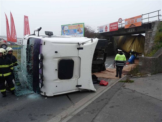 V Klatovech narazil kamion do viaduktu a roztrhl se o nj