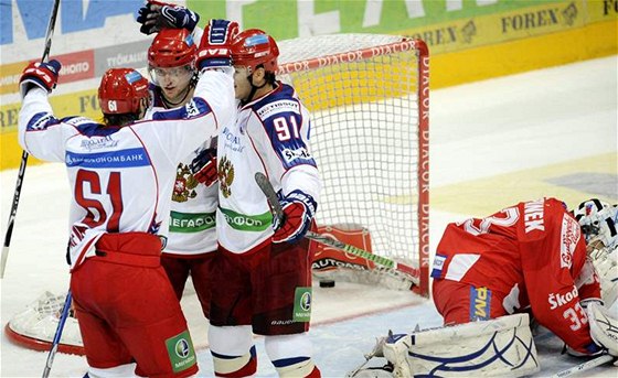 RUSKÝ GÓL. Hokejisté Ruska oslavují gól v utkání Karjala Cupu proti esku. Dole je smutný branká Jakub tpánek.