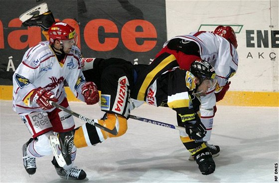 Litvínovský Ivan varný padá mezi dvma tineckými hokejisty.
