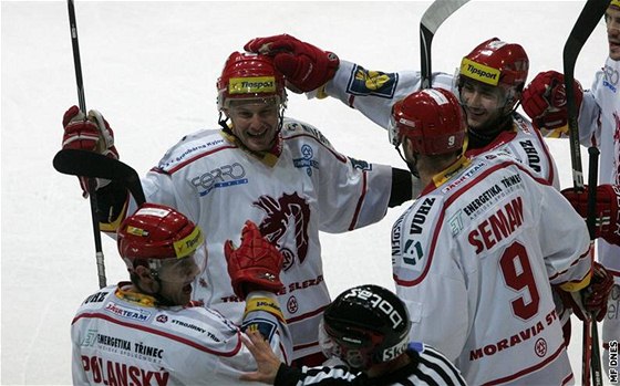 TO DAL ON. Tinetí hokejisté se radují z gólu a Polanský ukazuje na spoluhráe Hru, který byl autorem branky.
