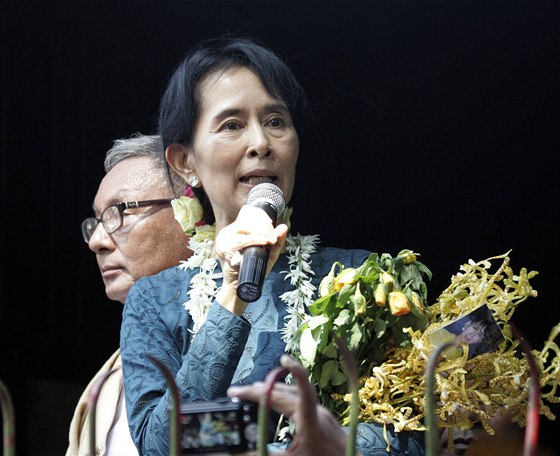 Barmská disidentka Su ij ve svém prvním projevu po proputní (14. listopadu 2010)