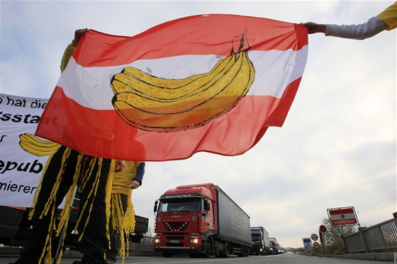 Zhruba dvacítka aktivist v "banánových" kostýmech zastavila na 15 minut provoz na hranici s Rakouskem v Mikulov. (15. listopad 2010)