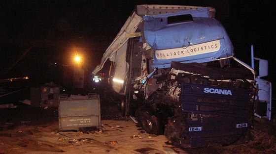 Tragicky skonila nehoda ty vozidel na 80,5 km dálnice D1 ve smru na Brno. Piel pi ní o ivot jeden idi a ti idii utrpli zranní. (19. listopad 2010)