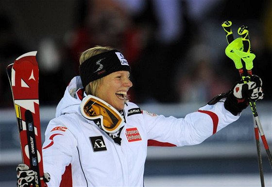 VÍTZKA. Rakuanka Marlies Schildová oslavuje vítzství v závod Svtového poháru ve finském Levi.