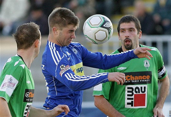 PROJDU? Kolem jabloneckého kapitána Petra Pavlíka (vpravo) se snaí mí si zpracovat olomoucký útoník Pavel ultes