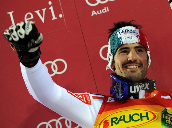 Francouzský lya Jean-Baptiste Grange se raduje ze svého vítzství ve slalomu ve finském Levi