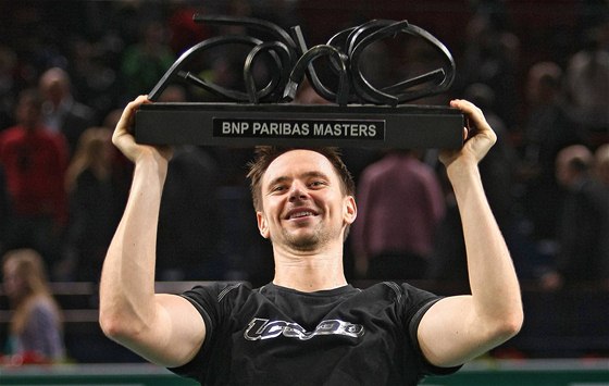 védský tenista Robin Söderling s trofejí pro vítze turnaje v Paíi