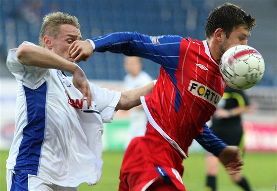 Michal Valenta z Ústí nad Labem (vlevo) stíhá brnnského Andreje Hodka