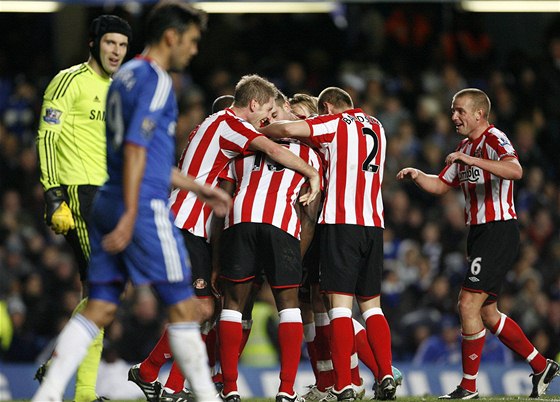 Fotbalisté Sunderlandu se radují z gólu. Dvod k radosti vak nemají fotbalisté Chelsea v ele s brankáem Petrem echem (vlevo)