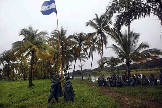 Nikaragujtí vojáci vztyují u eky San Juan vlajku (11. listopadu 2010)
