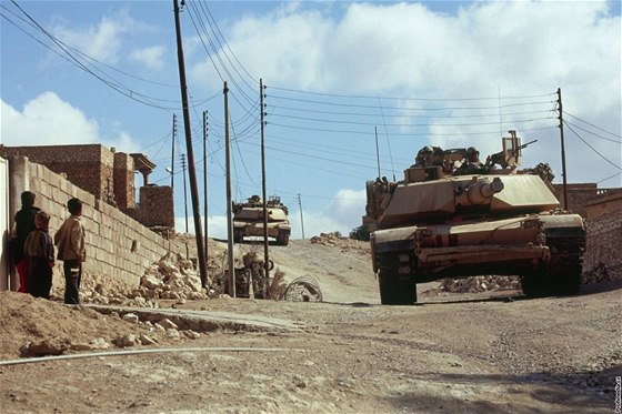 Tanky M1 Abrams v Iráku na archivním snímku