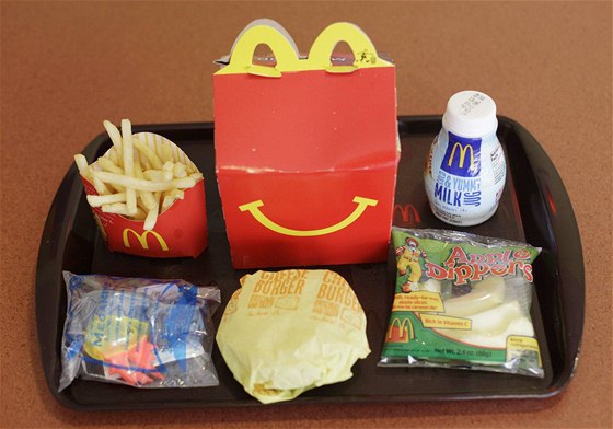 Dostaten sytý pro dti byl Happy Meal z McDonalds (cheeseburger, hranolky), který vak kvli velkému podílu tuku nelze jako vhodné jídlo pro dti doporuit.