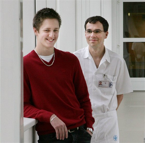 Zachránný pacient Marek Schwarz a vedoucí léka komplexního cerebrovaskulárního centra Daniel aák.