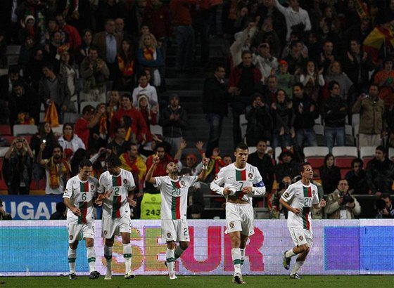 PORTUGALSKÁ RADOST Portugalci v ele s kapitánem Cristianem Ronaldem slaví jedeen ze ty gól v pípravném utkání proti panlsku.