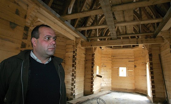 Ilie Ioan Benta, jeho firma pravoslavný kostel staví.