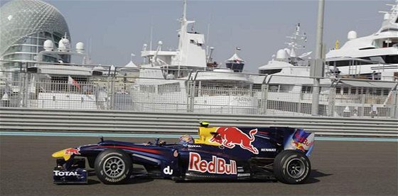 Sebastian Vettel ze stáje Red Bull pi tréninku v Abú Zabí.