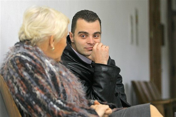 Bývalý éf dopravní policie v Písku David Hrach hovoí ped zaátkem líení se svou advokátkou Jaroslavou Krybusovou.