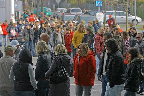 Nkolik stovek lidí ve stedu ekalo ped pokladnou eskobudjovické Budvar arény na vstupenky na tvrtení zápas Karjala Cupu mezi eskou reprezentací a védskem