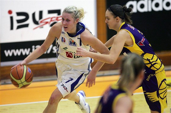 enská basketbalová liga, Czech Coal Aldast Strakonice, Slovanka Mladá Boleslav.  Strakonice (bílé): /7/ Lucie Baláková - Mladá Boleslav: /7/ Adéla Filaová, /12/ Lenka ípová.