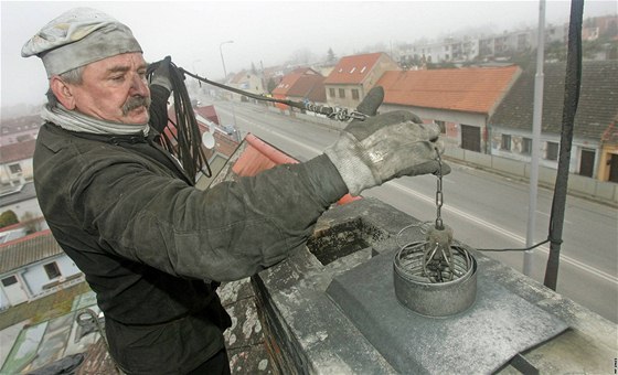 Nový pedpis o poární ochran vyaduje kontrolu kadého komína alespo jednou ron. Naízení se dotkne 2,5milionu domácností.