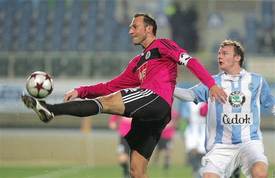 Zápas Gambrinus ligy mezi SK Dynamo eské Budjovice a FK Mladá Boleslav. Na snímku eskobudjovický  Roman Langyel (6), za ním hrá Boleslavi Jakub ezníek (7). 