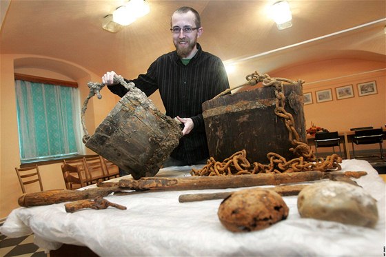 Památkái pedstavili v eských Budjovicích nálezy ze studny na nádvoí hradu v Nových Hradech. Na snímku je archeolog Státního památkového ústavu Jií Havlice.