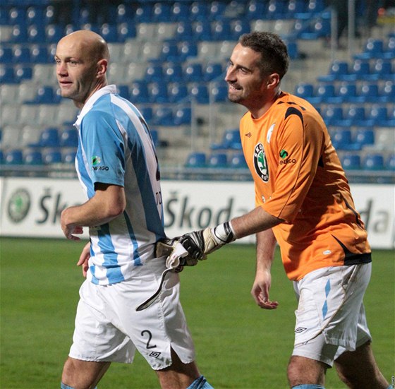 Autor vítzné penalty Petr Johana (vlevo) pijímá gratulaci od gólmana Millera.