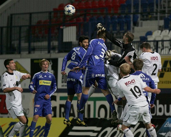 Závar ped píseckou brankou v pohárovém duelu v Olomouci.