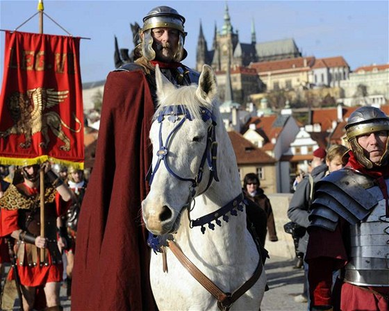 Sv. Martin zahájil 11. listopadu na Karlov most Svatomartinské oslavy.