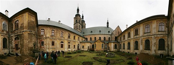 Panorama Rajského dvora klátera Teplá kde probíhá archeologický výzkum. 