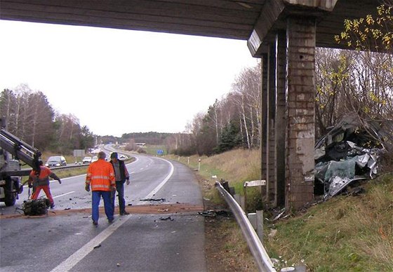 Nehoda na R10 mezi Prahou a Mladou Boleslaví, pi které zemel idi. (13. 11. 2010)