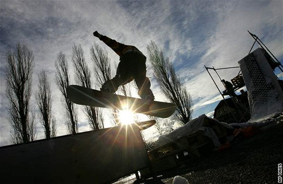 Snowboardisté v Okíkách na Tebísku zahájili sezonu. Sníh na rampu si pivezli ze stadionu.