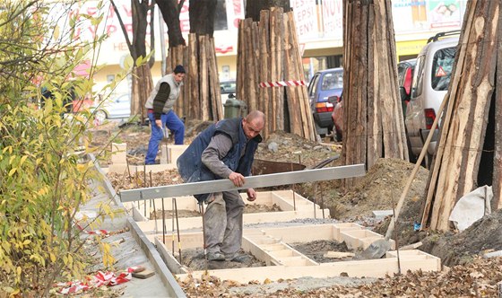 Stavba nového chodníku na námstí Druby v Ostrav-Porub, který by ml ochránit koenový systém kolem rostoucích strom.