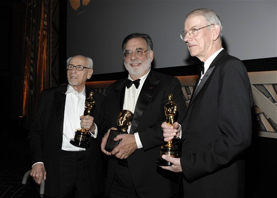 Eli Wallach, F.F. Coppola a Kevin Brownlow na pedávání estných Oscar