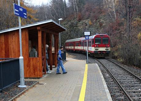 Nov zastvka Desn - Riedlova vila je pro vlakov soupravy pli krtk.