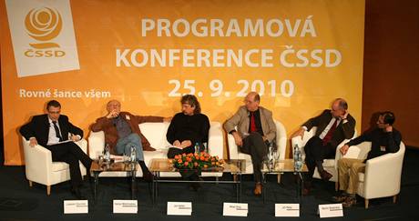 Ji Pehe (druh zprava) mezi intelelektuly na programov konferenci SSD; Olomouc 25. z 2010